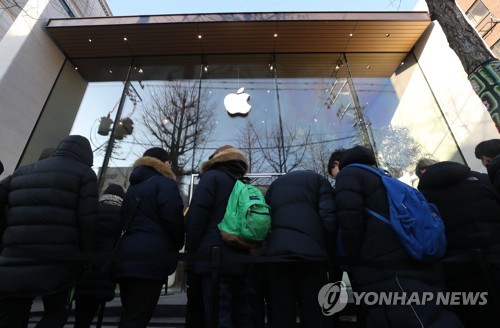 한국 첫 애플스토어에 수백명 줄 장사진…"한파쯤이야"