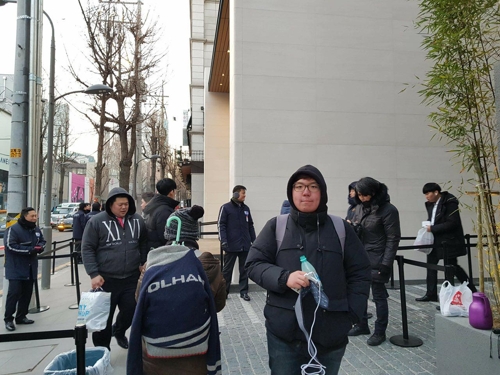 한국 첫 애플스토어에 수백명 줄 장사진…"한파쯤이야"