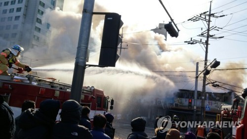 한파 속 건조한 날씨 전국서 잇단 화재…10대 남매 사망