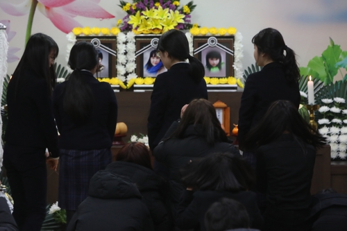 "방탄소년단 좋아했던 내 친구 안녕"…여관참사 세모녀 장례