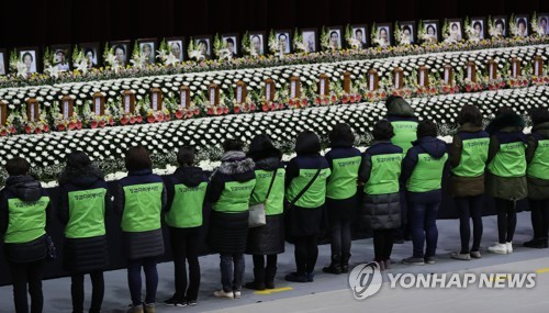 "어떻게 이런 일이"…밀양 합동분향소 이틀째 조문 행렬