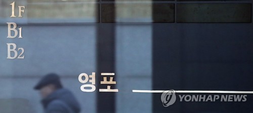 다스 창고에 청와대 문건… MB '청와대 자료 유출' 수사도 받나