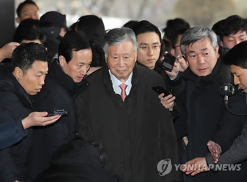 '아파트 폭리·탈세 의혹' 이중근 검찰 출석… "법대로 했다"