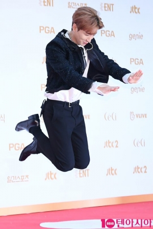 [TEN PHOTO] 슈퍼주니어 이특 &#39;시선 강탈 인사&#39;