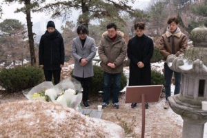 '1987' 김윤석·강동원·여진구 등, 故 박종철 열사 묘소 참배