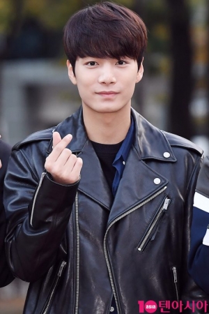 뉴이스트 JR, 오늘(21일) 새벽 고열로 응급실行..&#34;팬사인회 불참&#34;