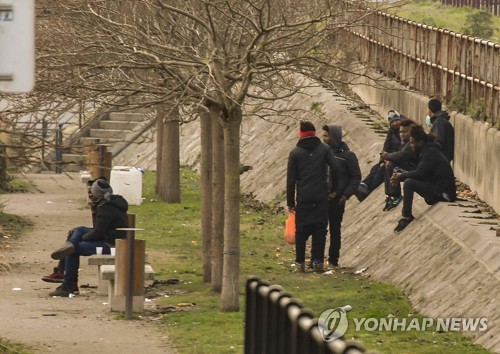 메이-마크롱 정상회담, 브렉시트에도 긴밀한 협력관계 다짐