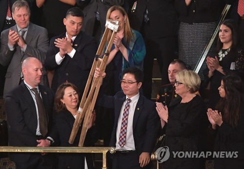 트럼프 국정연설에 탈북자 지성호씨 등장… "자유에 대한 열망"