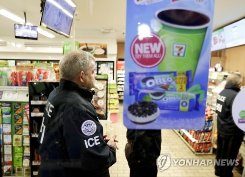 편의점까지 뒤진 미 이민당국…불법체류 노동자 무더기 체포