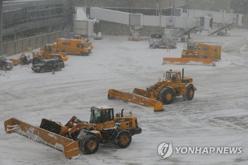 미 한파·강풍 동반 눈폭풍…항공기 결항·휴교, 피해속출