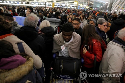 한파로 마비된 뉴욕 JFK공항, 이번엔 수도관 파열로 물바다