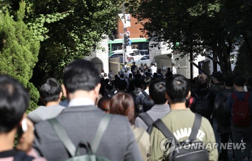 최악 취업난에 文대통령 "최저임금 정착되면 일자리 늘어" 자신