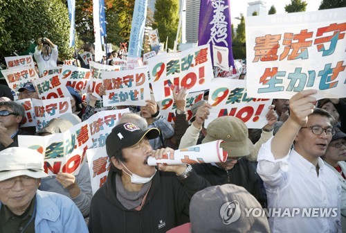 일본 아베 '전쟁 가능국' 개헌 제동 걸리나… 국민 53%, 개헌 반대