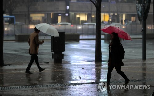 전국 흐리고 눈 또는 비… 출·퇴근 '빙판길' 조심