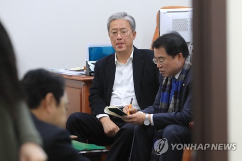 안철수 '통합 앞으로' 돌진… 수세 몰린 반대파, 반전카드 고심