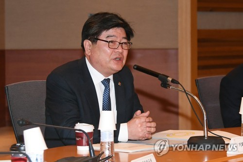 기재차관 "일자리 안정자금 한 분도 빠짐없이 지원받아야"