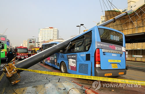 경찰, '등촌동 크레인 사고' 기사 재소환… 상황 파악 주력