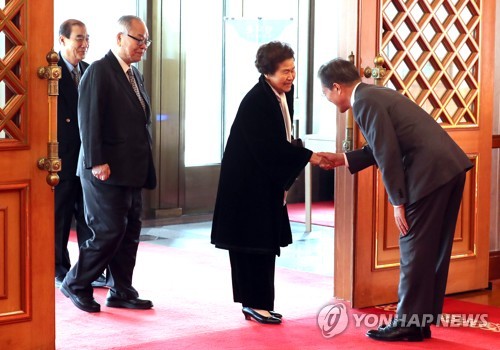 문 대통령, 靑 현관서 노인회 간부 맞아… 허리 숙여 새해 인사