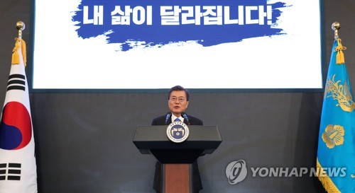 최악 취업난에 文대통령 "최저임금 정착되면 일자리 늘어" 자신