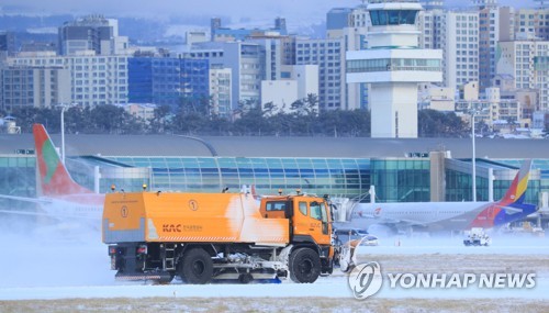 제주공항 하루 4㎝ 적설에 '와르르'… 폭설 걱정에 안절부절