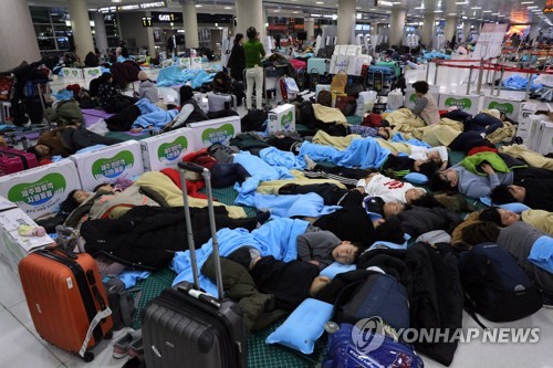 제주공항 하루 4㎝ 적설에 '와르르'… 폭설 걱정에 안절부절