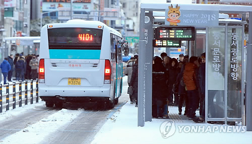 제주에 동장군…눈 쌓이고 얼어 출근길 '엉금엉금'