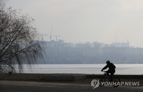 전국 미세먼지 '비상'…낮 최고 5∼14도 '포근'