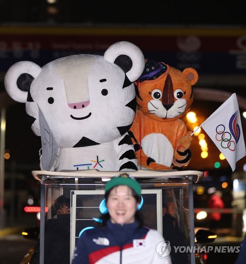 30년 만에 잠실벌 찾은 성화…올림픽 메달리스트들이 환영