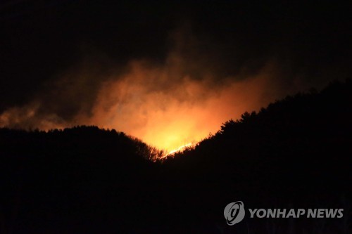 양양 산불 진화헬기·군 병력 대거 투입…오전 중 완전 진화