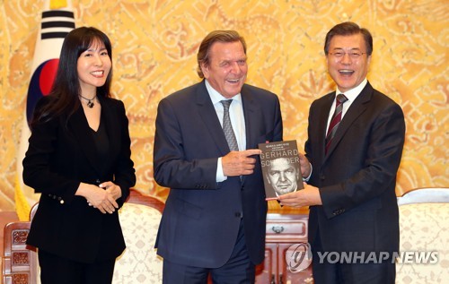 연인관계 공식화 슈뢰더 전 독일총리·김소연씨, 다음주 방한