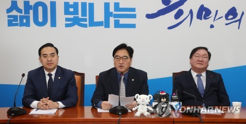 민주 "한국당, 평창행 평화올림픽 열차에 제동"… '색깔론' 반박