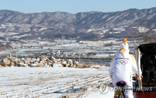 올림픽 성화, 한국전쟁 격전지에서 평화 메시지 전하다