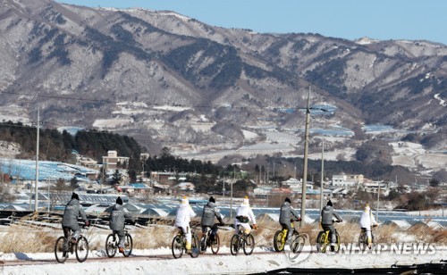 올림픽 성화, 한국전쟁 격전지에서 평화 메시지 전하다