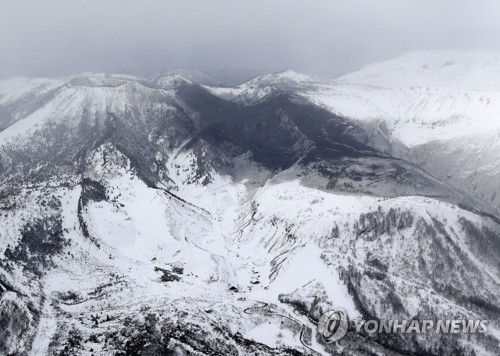 日군마서 화산 분화… 스키장 지붕·곤돌라에 돌덩이가 '쾅'