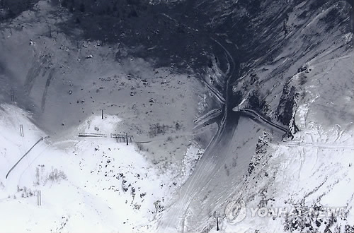 日군마서 화산 분화… 스키장 지붕·곤돌라에 돌덩이가 '쾅'