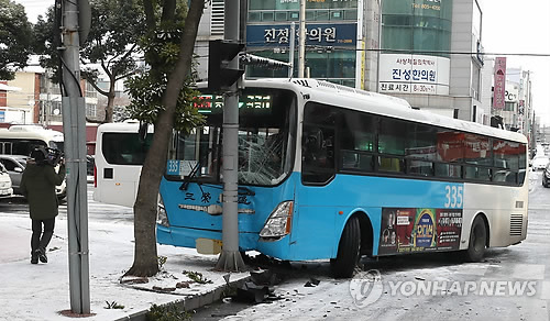 폭설·한파에 제주도 꽁꽁…항공편 100여편 지연 운항