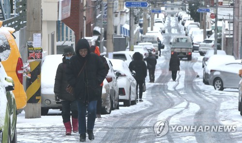 폭설·한파에 제주도 꽁꽁…항공편 100여편 지연 운항