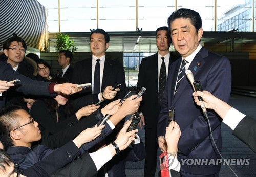 "아베, 항의하러 평창行?…목적 헛갈리지 마라"… 일본언론 '일침'