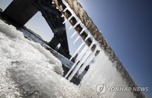 '와들와들' 최강한파에 패션보다 중무장… "핫팩 없인 못 나가"