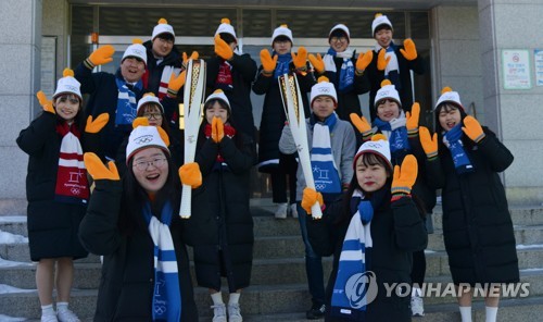 올림픽 성화…산골 청소년들에게 희망과 열정 전하다