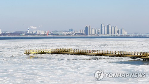 낮에도 칼바람 속 혹한 추위… 서울 등 중부 -10도 안팎