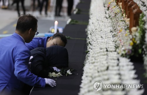 "우리 엄마 살려내란 말이야"…슬픔에 잠긴 합동분향소