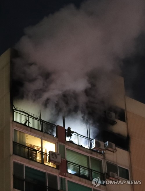 서울 은평구 아파트 14층서 화재…1명 사망·2명 중상