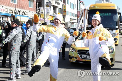 열기구 탄 '올림픽 성화' 호반의 도시 춘천을 밝히다