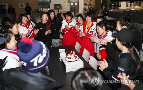 훈훈한 단일팀… 진천선수촌서 북한 주장 생일파티