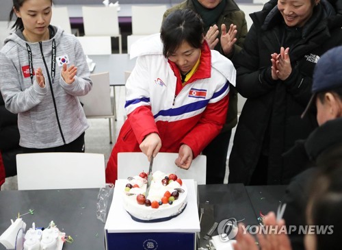 [올림픽] 남북 아이스하키 단일팀, 진천서 이틀 연속 생일 파티