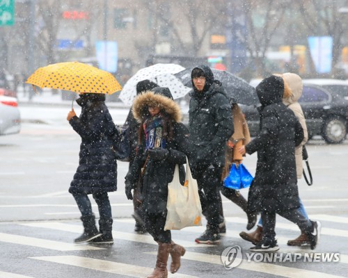 추위 누그러져 한파특보 일부 해제… 수도권, 퇴근길 눈 '펄펄'