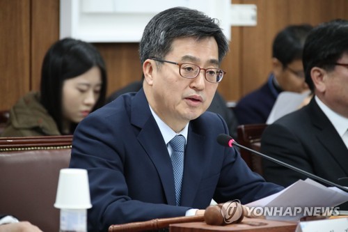 김동연 "보유세 인상 등 모든 옵션 검토… 부동산가격 영향 감안"