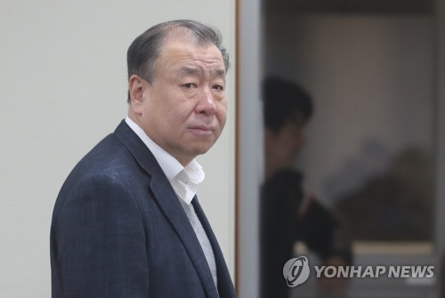 최저임금위 '파행'… 어수봉 위원장, 노동계 사퇴 요구에 퇴장