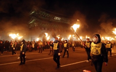 촛불·태극기 '기부금' 수사 형평성 논란